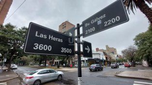 Esperaba el verde del semáforo en Bulevar cuando motochorros le rompieron el vidrio y le robaron