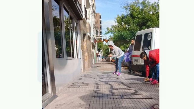 Familiares de un motociclista fallecido escracharon al oftalmólogo Lódolo