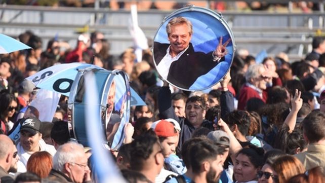 a puro bombo. El típico instrumento peronista ya lleva ploteada la imagen de Alberto Fernández.&nbsp;