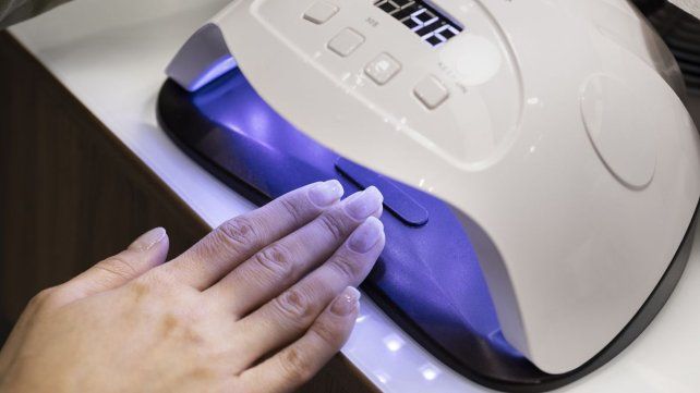 Científicos del CONICET comprobaron que las lámparas de secado alteran las moléculas de la piel. Identifican los riesgos de su uso asiduo para la salud