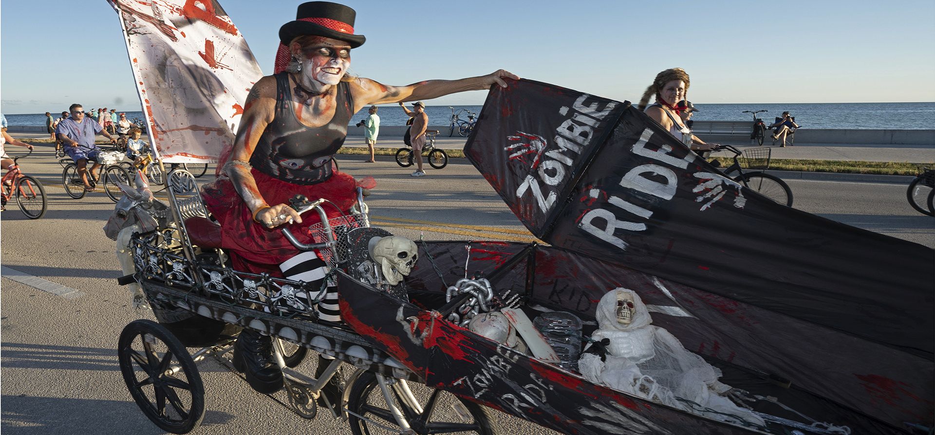 Virginia Park monta su creación inspirada en Halloween en el Fantasy Fest Zombie Bike Ride en Key West, Florida. El paseo fue uno de los muchos eventos programados para la celebración de disfraces y máscaras Fantasy Fest de 10 días de la ciudad de la isla que continúa hasta el domingo 30 de octubre.