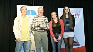 Los dirigentes del Club El Espinillo recibieron el premio por tener su propia sede luego de mucho esfuerzo.