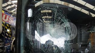 Tiraron una piedra a un colectivo en la Avenida Circunvalación