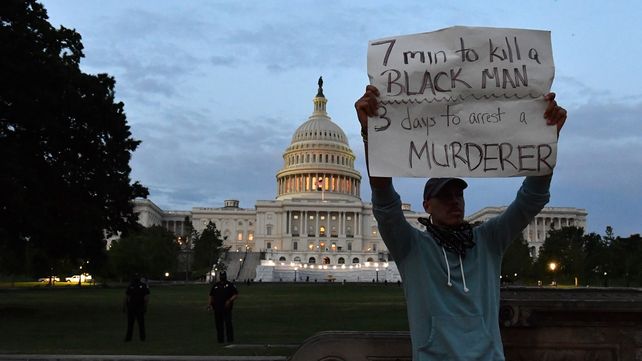 Imputan a más policías en Estados Unidos y sigue la tensión