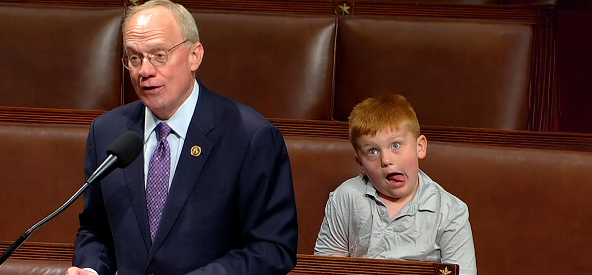 Una imagen de la televisión de la Cámara de Representantes muestra al republicano John Rose hablando en el piso de la Cámara de Representantes mientras su hijo Guy hace una mueca, Washington DC, EE.UU. Fotografía: AP Una imagen de la televisión de la Cámara de Representantes muestra al republicano John Rose hablando en el piso de la Cámara de Representantes mientras su hijo Guy hace una mueca, Washington DC, EE.UU. Fotografía: AP