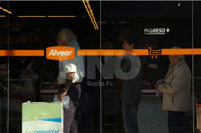 Asaltaron la caja de cobros de servicio del súper Alvear en barrio Candioti