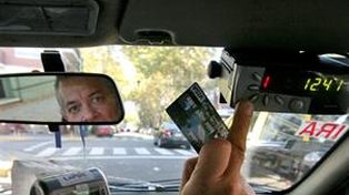Lamberto defendió el pago con tarjeta en los taxis, tal como se hizo en los colectivos