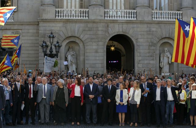 Unidad. Con sus bastones de mando