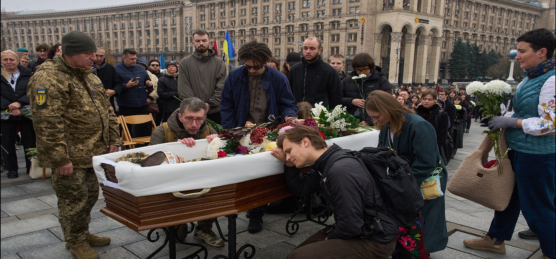 Personas rinden el último homenaje al féretro de Kostiantyn Huzenko, de 28 años, soldado voluntario y reconocido fotógrafo documental, fallecido en la guerra ruso-ucraniana, durante la ceremonia fúnebre celebrada en la plaza de la Independencia de Kiev, Ucrania, el viernes 7 de noviembre de 2025. (Foto AP/Efrem Lukatsky) Personas rinden el último homenaje al féretro de Kostiantyn Huzenko, de 28 años, soldado voluntario y reconocido fotógrafo documental, fallecido en la guerra ruso-ucraniana, durante la ceremonia fúnebre celebrada en la plaza de la Independencia de Kiev, Ucrania, el viernes 7 de noviembre de 2025. (Foto AP/Efrem Lukatsky)