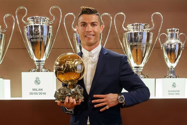 Cristiano posa junto a su cuarto Balón de Oro y queda a uno de Leo Messi.