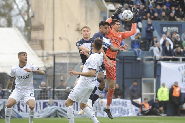 Independiente logró un triunfo de oro y dejó en llamas a Gimnasia