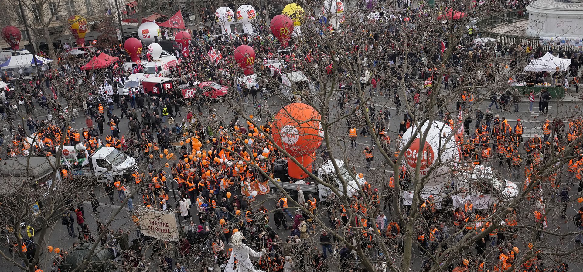 Manifestantes se reúnen antes de una marcha contra la reforma destinada a elevar la edad mínima de jubilación de 62 a 64 años, el jueves 16 de febrero de 2023 en París. Francia se prepara para un quinto día de huelgas y protestas en todo el país el jueves contra una reforma de pensiones que es la política insignia del segundo mandato del presidente Emmanuel Macron. (Foto AP/Christophe Ena)
