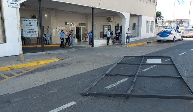 Paraná: infractor derribó portón del deposito municipal con su camioneta&nbsp;