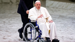 El Papa Francisco se moviliza en silla de ruedas por un dolor de rodilla