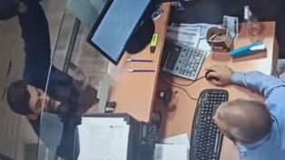Captura de video del ladrón en pleno asalto.