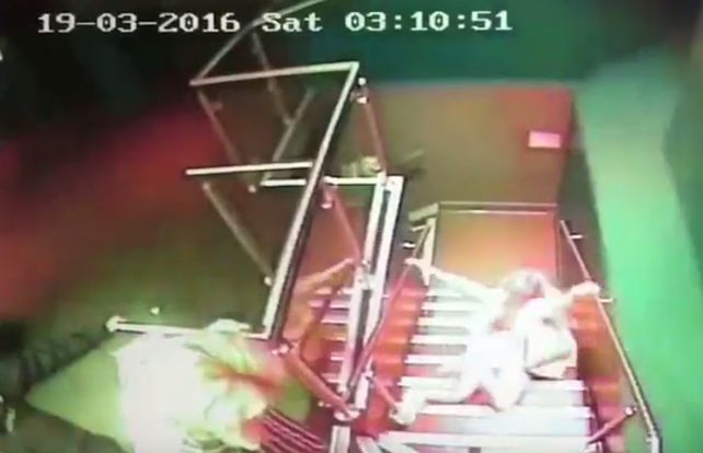 Salió del boliche algo borracha, cayó por las escaleras y el video se volvió viral