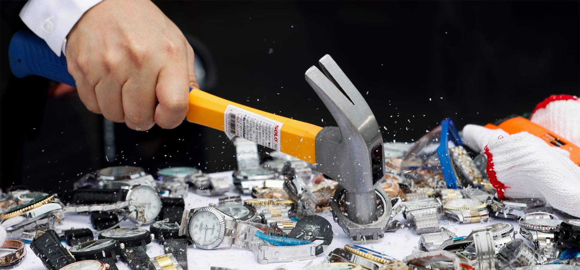Relojes falsificados son destruidos durante una ceremonia para sacar del mercado productos que infringen la propiedad intelectual, Bangkok, Tailandia. Fotografía: Rungroj Yongrit/EPA Relojes falsificados son destruidos durante una ceremonia para sacar del mercado productos que infringen la propiedad intelectual, Bangkok, Tailandia. Fotografía: Rungroj Yongrit/EPA