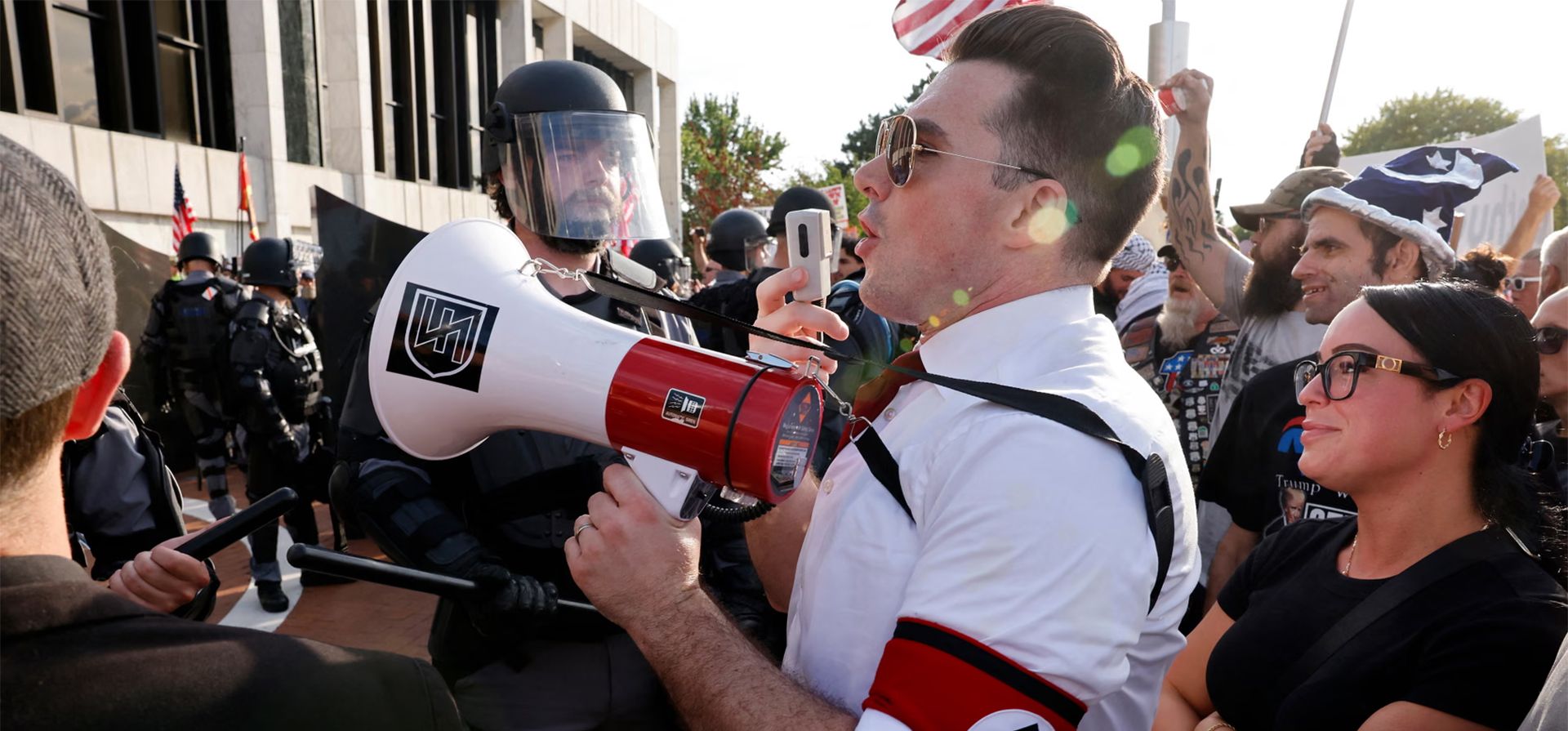 Un manifestante neonazi participa en una concentración de extrema derecha frente a la Biblioteca Centenaria Henry Ford en la ciudad de Dearborn, Michigan, Dearborn, EE. UU.. Fotografía: Jeff Kowalsky/AFP/Getty Images