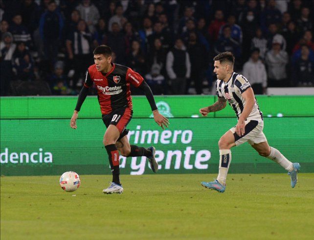 Para adelante. Nicolás Castro ingresó en el segundo tiempo en la victoria del pasado martes 1 a 0 ante Talleres en el Kempes.