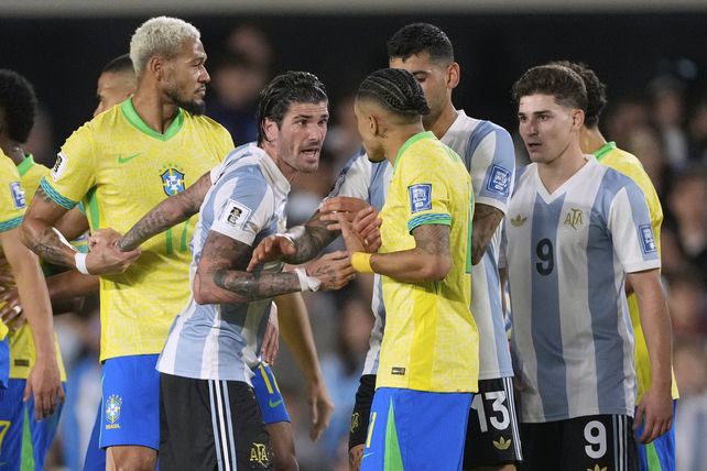 Una postal. Rodrigo De Paul jugando es estandarte, pero nunca le escapa cuando hay que guapearla.