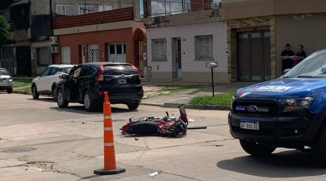 Violento choque entre un auto y una moto dejó a dos jóvenes en estado crítico en el hospital Cullen