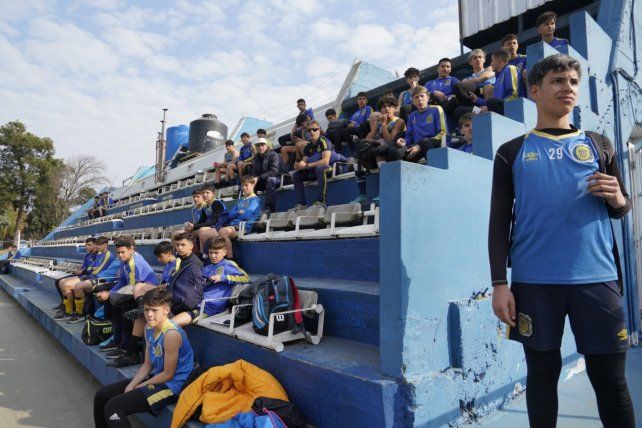 Muchos chicos de las inferiores siguieron el entrenamiento desde la tribuna de la cancha del pozo.