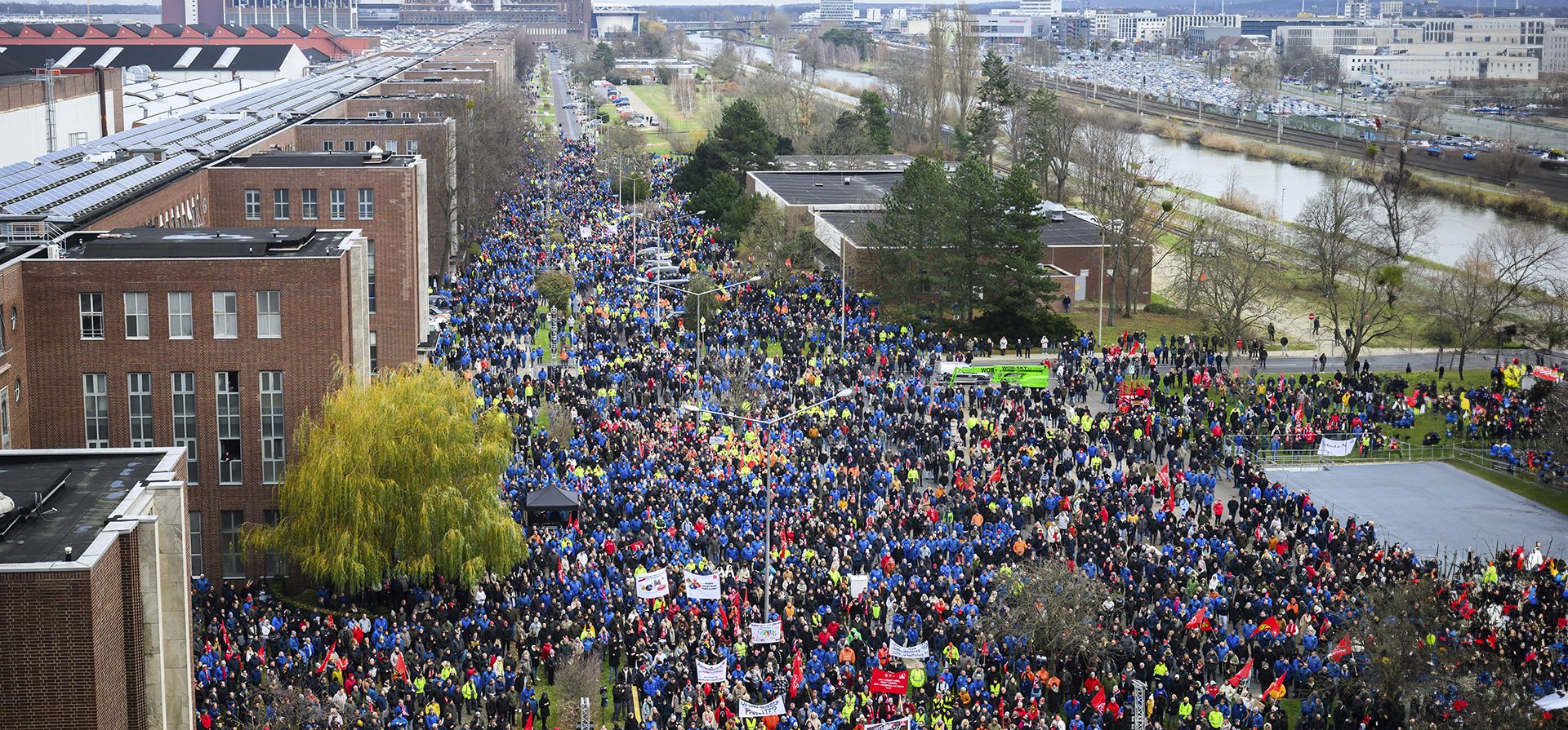 Los trabajadores de Volkswagen participan en una manifestación durante una huelga de advertencia nacional de trabajadores de Volkswagen, en los terrenos de la planta principal de Volkswagen en Wolfsburg, Alemania, el lunes 2 de diciembre de 2024. (Julian Stratenschulte/dpa vía AP) Los trabajadores de Volkswagen participan en una manifestación durante una huelga de advertencia nacional de trabajadores de Volkswagen, en los terrenos de la planta principal de Volkswagen en Wolfsburg, Alemania, el lunes 2 de diciembre de 2024. (Julian Stratenschulte/dpa vía AP)