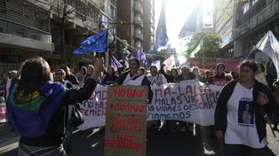 Gremios, agrupaciones políticas y feministas salieron a repudiar el triple femicidio.