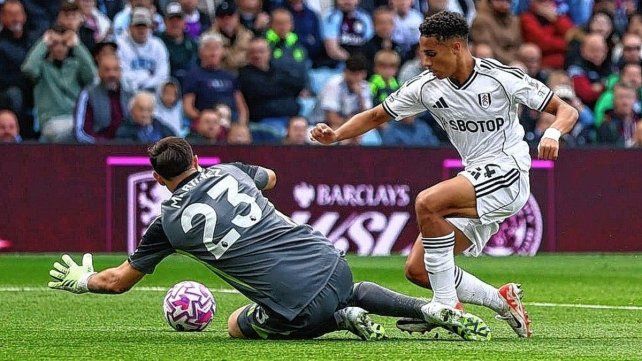 Dibu Martínez protagonizó un blooper en el triunfo de Aston Villa ante Fulham. Dibu Martínez protagonizó un blooper en el triunfo de Aston Villa ante Fulham.