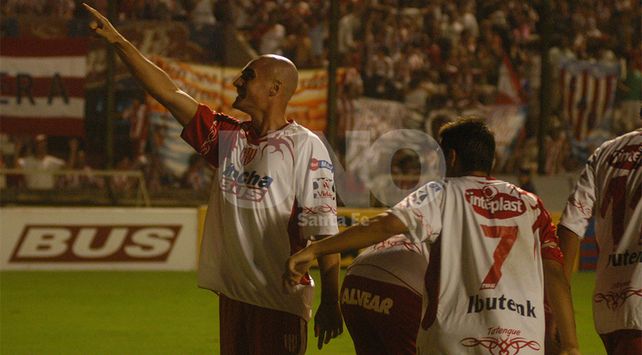 110319 FESTEJO CORREA NICOLAS UNION ATLETICO DE TUCUMAN JB