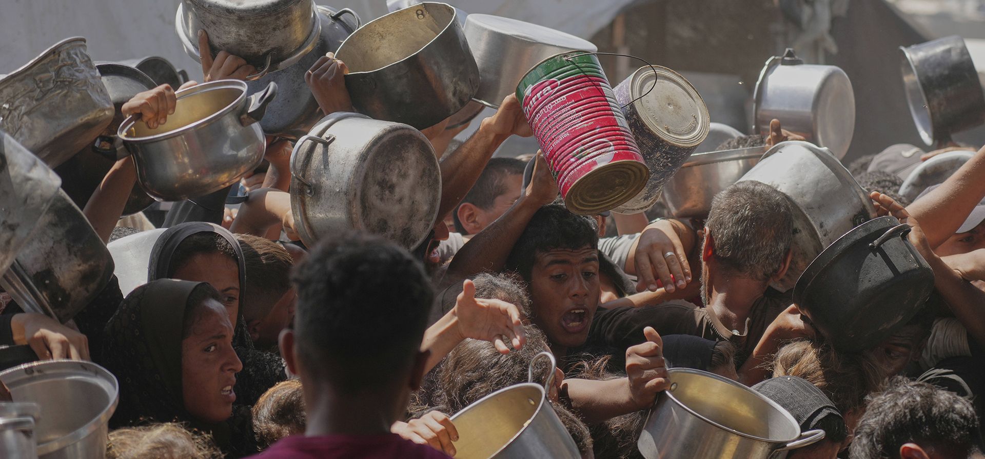 Palestinos luchan por obtener alimentos donados en un comedor comunitario en Khan Younis, en el sur de la Franja de Gaza, el viernes 9 de mayo de 2025. (Foto AP/Abdel Kareem Hana) Palestinos luchan por obtener alimentos donados en un comedor comunitario en Khan Younis, en el sur de la Franja de Gaza, el viernes 9 de mayo de 2025. (Foto AP/Abdel Kareem Hana)