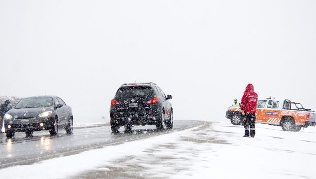 Los accesos a Bariloche y San Martín de los Andes permanecen cerrados por la nieve