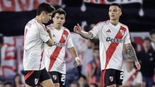 Gonzalo Montiel es consolado por Marcos Acuña y Kevin Castaño.