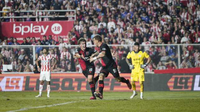 El Colo Ramírez convirtió el tercero de Newell’s en la cancha de Unión y lo festeja con Gómez Mattar.