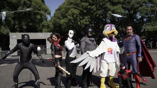 Muñecos. La mascota Teté posó con los superhéroes.
