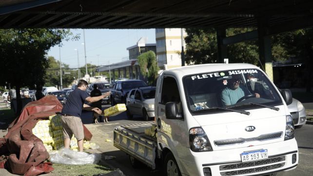 La empresa contrat&oacute; un flete para llevarse lo que hab&iacute;a quedado sobre la calle y la vereda.