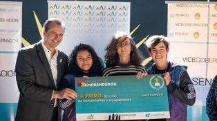 Premio. La mano robótica (negra) también sostiene el cheque.&nbsp;