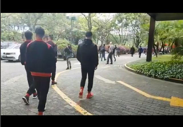 VIDEOS: los jugadores de Colón saludaron a los hinchas en la puerta del hotel
