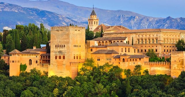 La Alhambra de Granada es el segundo monumento más popular de España, después del Parque Güell, en Barcelona.
