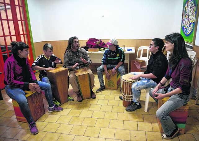 En pleno ensayo con un grupo de integrantes del taller