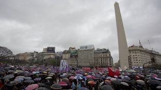 Una multitud vestida de negro marchó contra la violencia de género y los femicidios