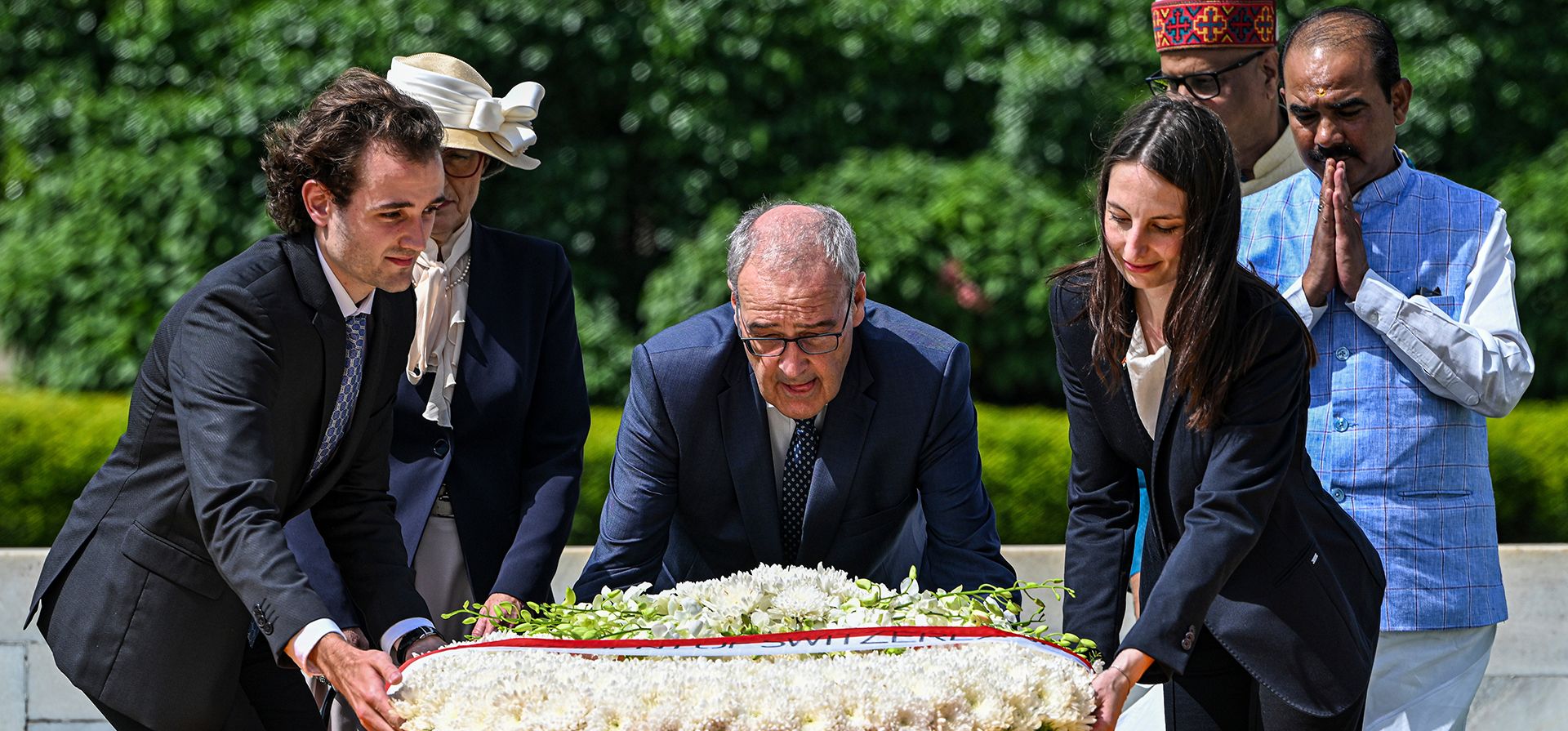 El presidente suizo Guy Parmelin, junto a su esposa Caroline Parmelin, rinde homenaje en Rajghat —el memorial de Mahatma Gandhi— en Nueva Delhi, India, el lunes 5 de octubre de 2026. (Foto AP/Prakash Singh) El presidente suizo Guy Parmelin, junto a su esposa Caroline Parmelin, rinde homenaje en Rajghat —el memorial de Mahatma Gandhi— en Nueva Delhi, India, el lunes 5 de octubre de 2026. (Foto AP/Prakash Singh)