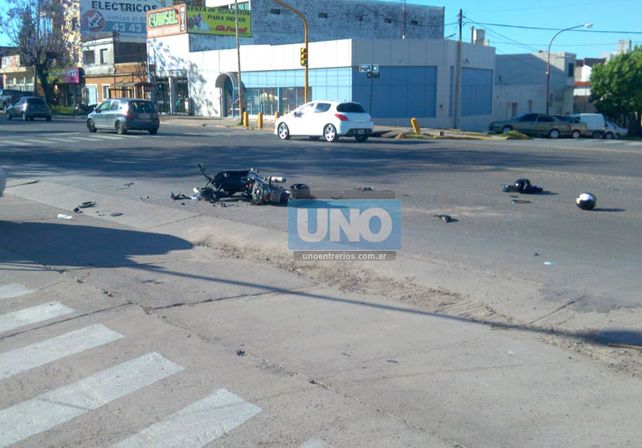 Un motociclista sufrió importantes heridas en la cara al chocar con un auto