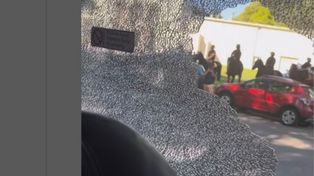 La mirada desde adentro de cómo quedó una de las ventanas rotas.