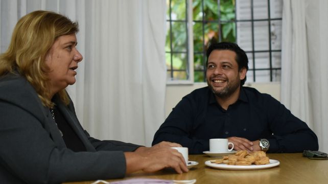 El actual concejal justicialista Rodrigo Alvizo junto con la exedil Rosana Zamora.