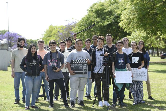 El grupo de estudiantes de 4º año de la Técnica Nº 392 y los coordinadores del programa municipal