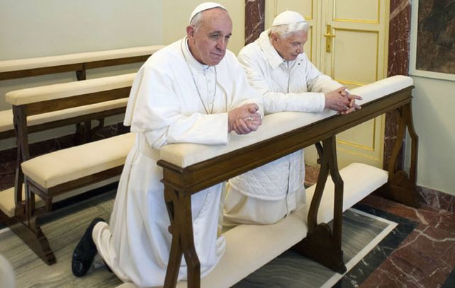 Histórico: es la primera vez en la historia de la Iglesia que se encuentra un Papa con su antecesor.