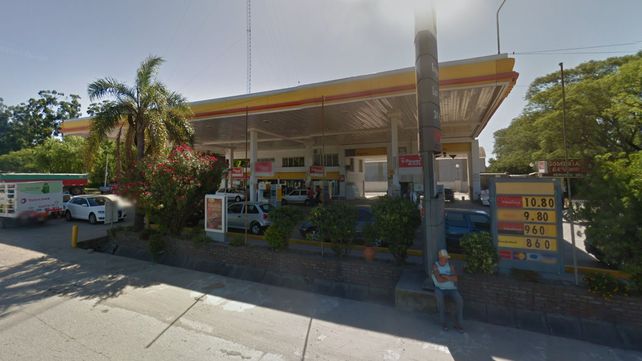 Armada y de manera violenta una pareja asaltó una estación de servicio