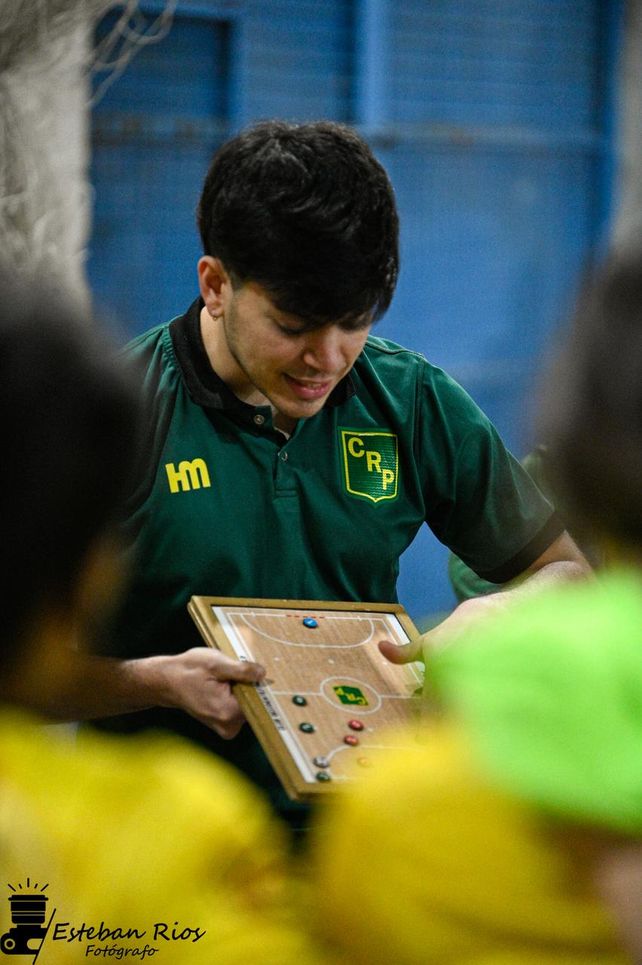 Redolfi y su método para explicar las tácticas del futsal.