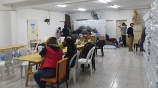 Alta demanda. Los voluntarios cumplen un rol muy importante en los refugios que dan amparo ante el frío.